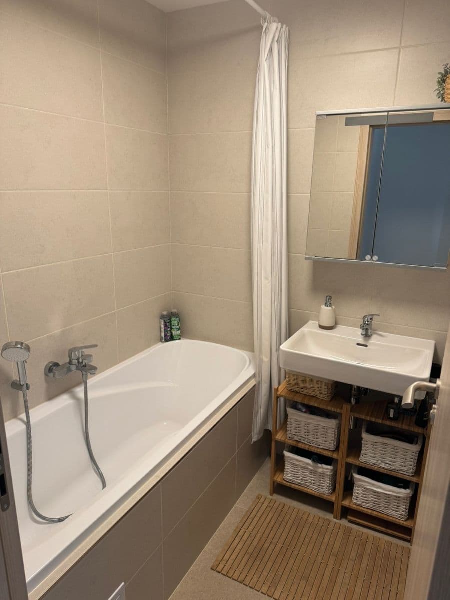 Prenájom bytu 1-izbový 69 m², Grafická, Praha, Praha Prenájom bytu 1-izbový 69 m², Grafická, Praha, Praha