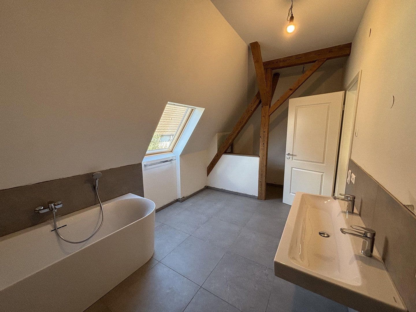 Prenájom bytu 4-izbový 147 m², Niefern-Öschelbronn, Bádensko-Wurttembersko Prenájom bytu 4-izbový 147 m², Niefern-Öschelbronn, Bádensko-Wurttembersko
