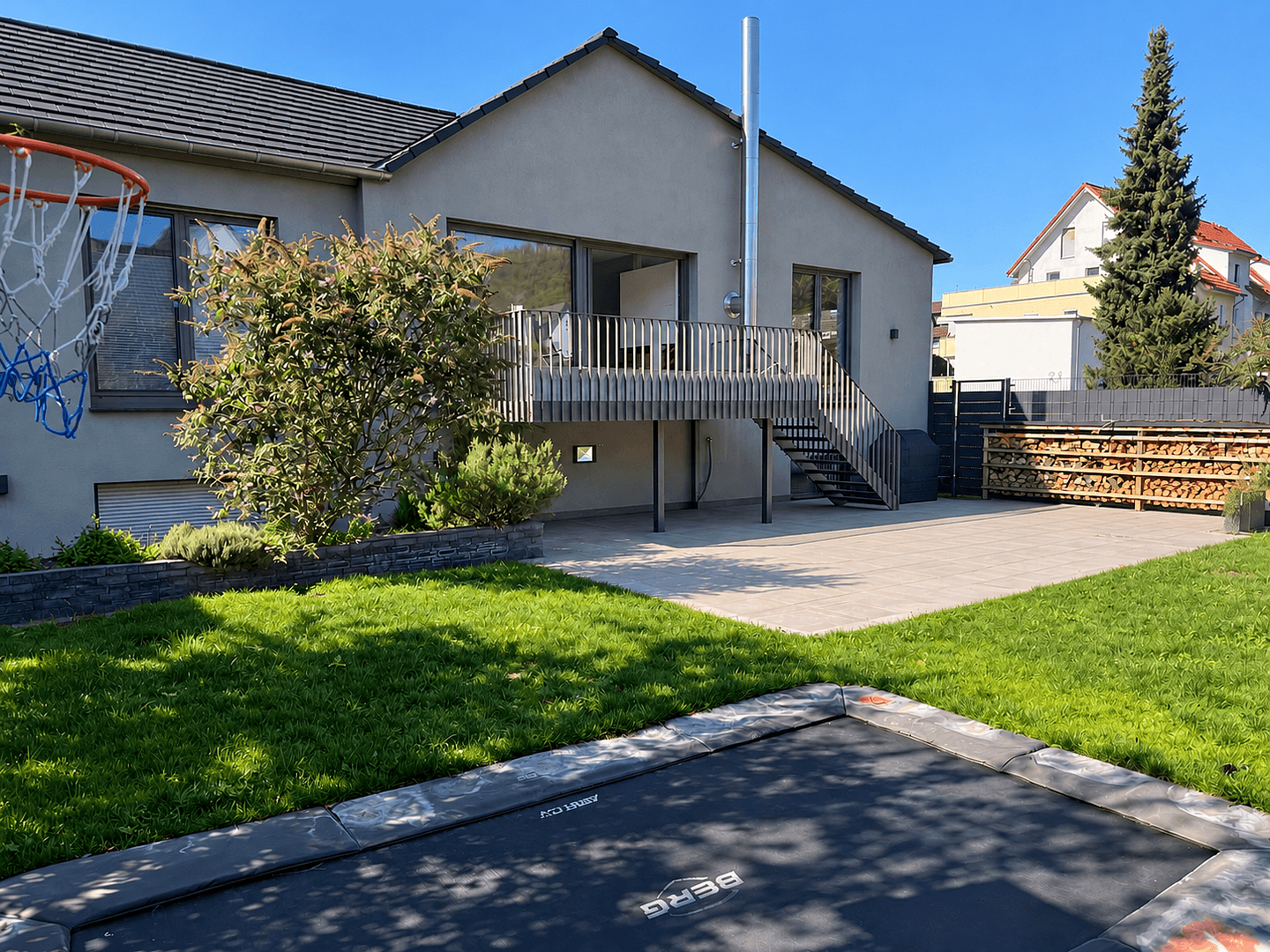 Predaj domu 280 m², pozemok 450 m², Tannenstrasse 14, Seeheim-Jugenheim, Hesensko Predaj domu 280 m², pozemok 450 m², Tannenstrasse 14, Seeheim-Jugenheim, Hesensko