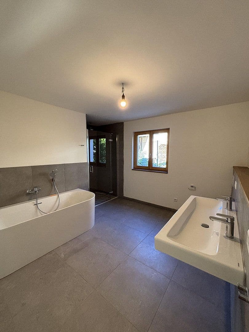Prenájom bytu 3-izbový 133 m², Niefern-Öschelbronn, Bádensko-Wurttembersko Prenájom bytu 3-izbový 133 m², Niefern-Öschelbronn, Bádensko-Wurttembersko