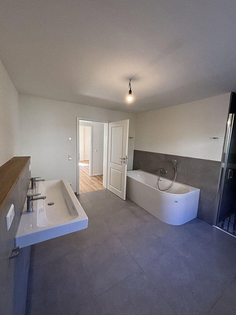 Prenájom bytu 3-izbový 133 m², Niefern-Öschelbronn, Bádensko-Wurttembersko Prenájom bytu 3-izbový 133 m², Niefern-Öschelbronn, Bádensko-Wurttembersko