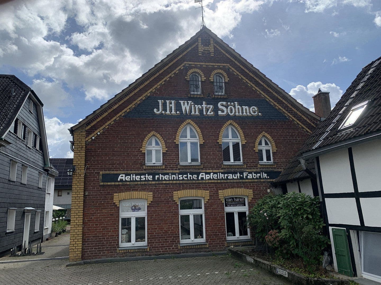 Prenájom bytu 4-izbový 92 m², Burscheider Str. 106b, Leverkusen, Severné Porýnie - Westfálsko Prenájom bytu 4-izbový 92 m², Burscheider Str. 106b, Leverkusen, Severné Porýnie - Westfálsko