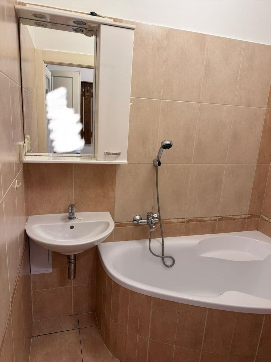 Prenájom bytu 2-izbový 43 m², Nemocniční, Praha, Praha Prenájom bytu 2-izbový 43 m², Nemocniční, Praha, Praha