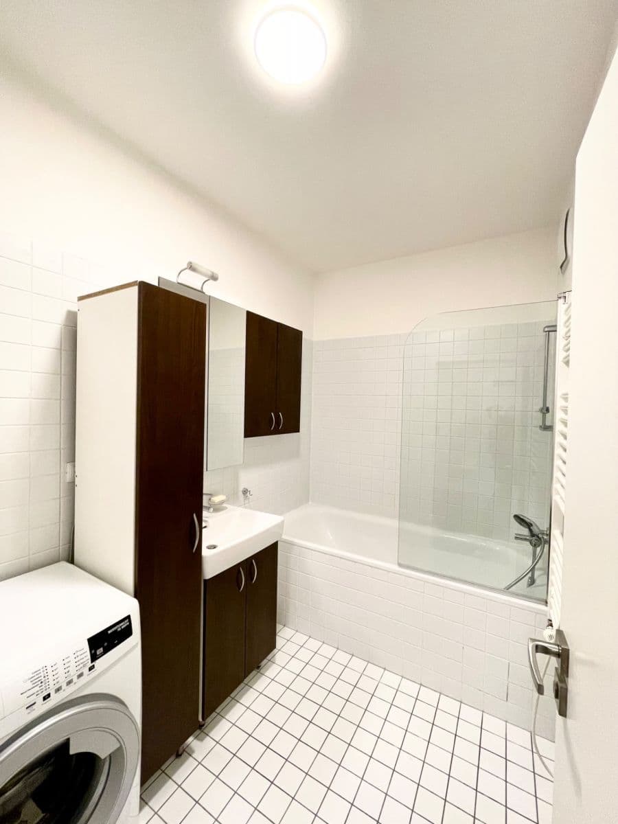 Prenájom bytu 2-izbový 69 m², U Uranie, Praha, Praha Prenájom bytu 2-izbový 69 m², U Uranie, Praha, Praha