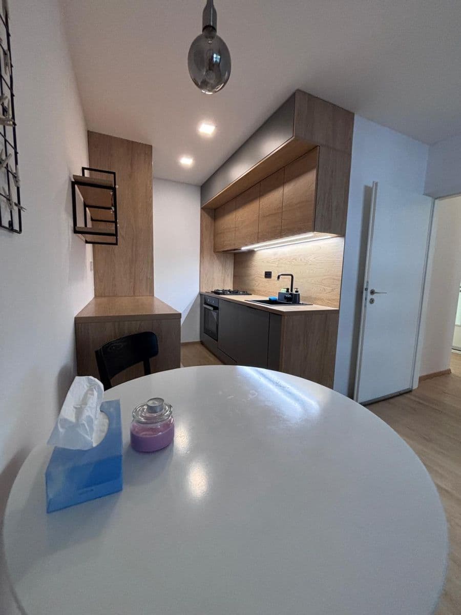 Prenájom bytu 2-izbový 46 m², Novodvorská, Praha, Praha Prenájom bytu 2-izbový 46 m², Novodvorská, Praha, Praha