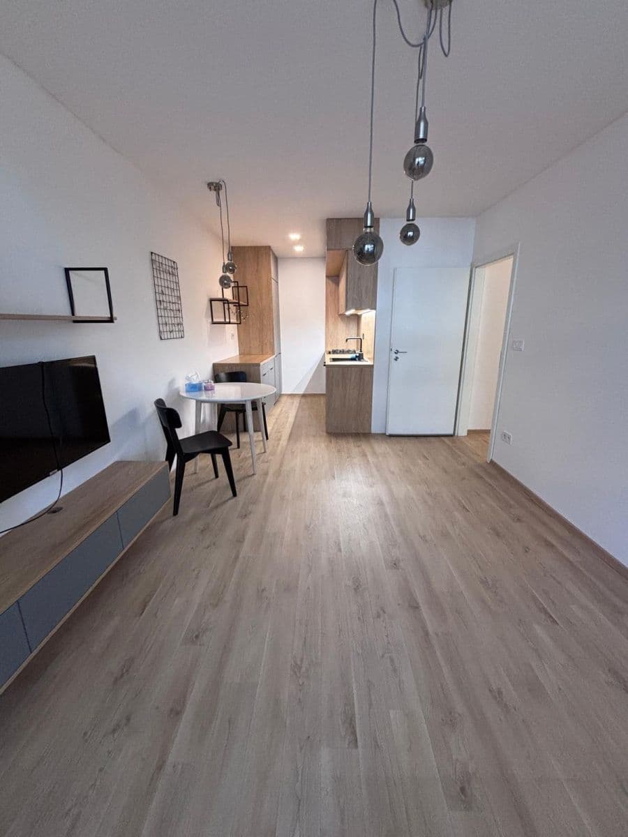 Prenájom bytu 2-izbový 46 m², Novodvorská, Praha, Praha Prenájom bytu 2-izbový 46 m², Novodvorská, Praha, Praha