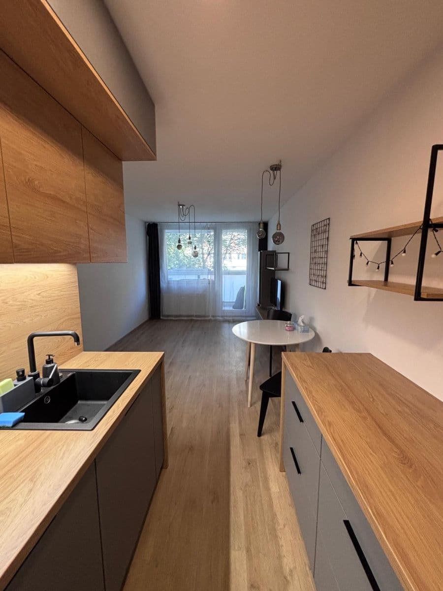 Prenájom bytu 2-izbový 46 m², Novodvorská, Praha, Praha Prenájom bytu 2-izbový 46 m², Novodvorská, Praha, Praha