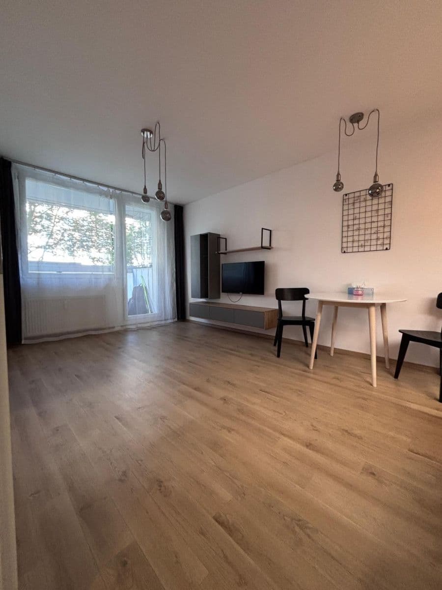 Prenájom bytu 2-izbový 46 m², Novodvorská, Praha, Praha Prenájom bytu 2-izbový 46 m², Novodvorská, Praha, Praha