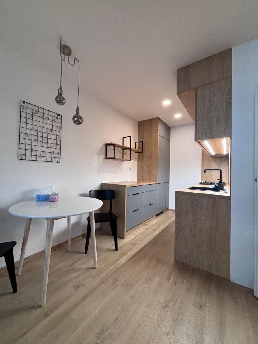 Prenájom bytu 2-izbový 46 m², Novodvorská, Praha, Praha Prenájom bytu 2-izbový 46 m², Novodvorská, Praha, Praha