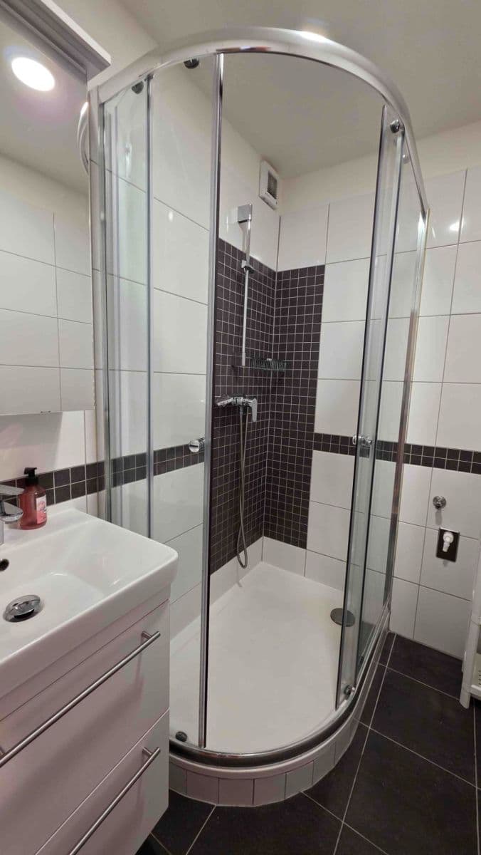 Prenájom bytu 2-izbový 46 m², V Hůrkách, Praha, Praha Prenájom bytu 2-izbový 46 m², V Hůrkách, Praha, Praha