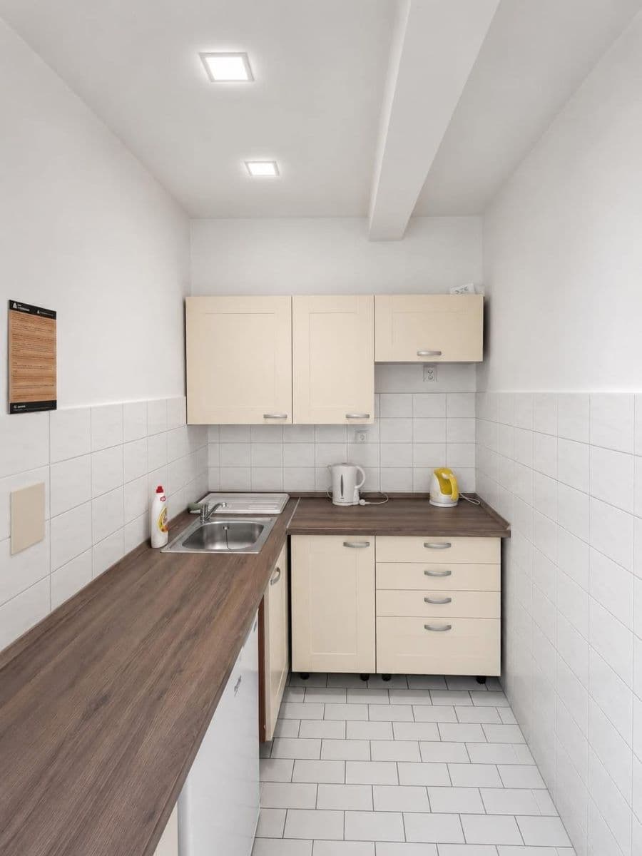 Prenájom kancelárie 28 m², Pernerova, Praha, Praha Prenájom kancelárie 28 m², Pernerova, Praha, Praha