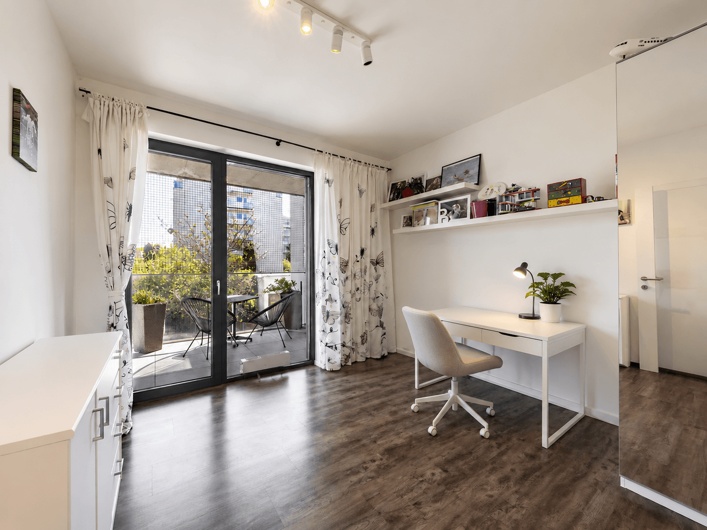 Prenájom bytu 3-izbový 105 m², Česká, Praha, Praha Prenájom bytu 3-izbový 105 m², Česká, Praha, Praha