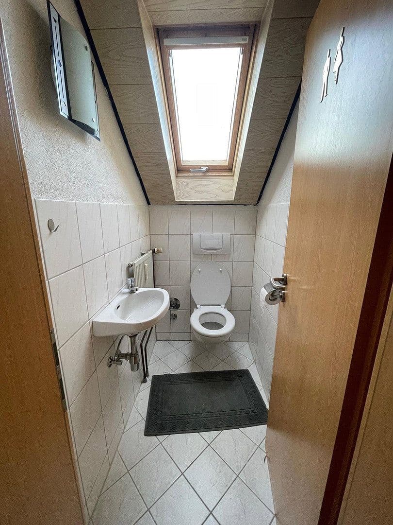 Predaj domu 220 m², pozemok 418 m², Gewerbestraße 22, Villingen-Schwenningen, Bádensko-Wurttembersko Predaj domu 220 m², pozemok 418 m², Gewerbestraße 22, Villingen-Schwenningen, Bádensko-Wurttembersko
