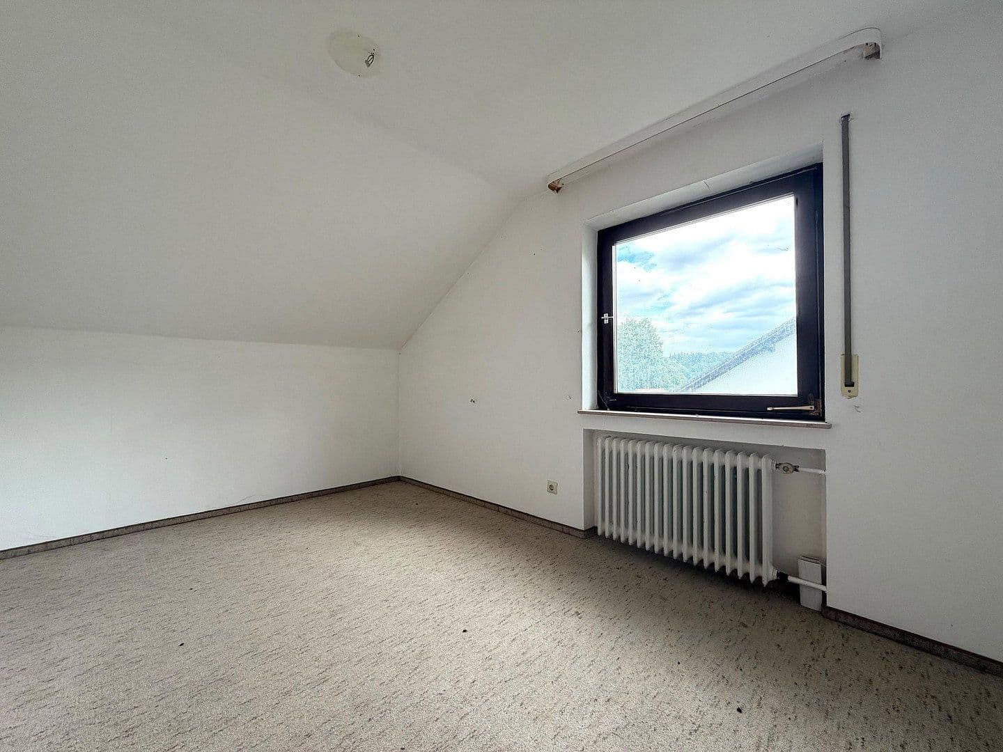 Predaj domu 225 m², pozemok 1.001 m², Schultheiß-Jäckle-Straße 19, Loßburg, Bádensko-Wurttembersko Predaj domu 225 m², pozemok 1.001 m², Schultheiß-Jäckle-Straße 19, Loßburg, Bádensko-Wurttembersko