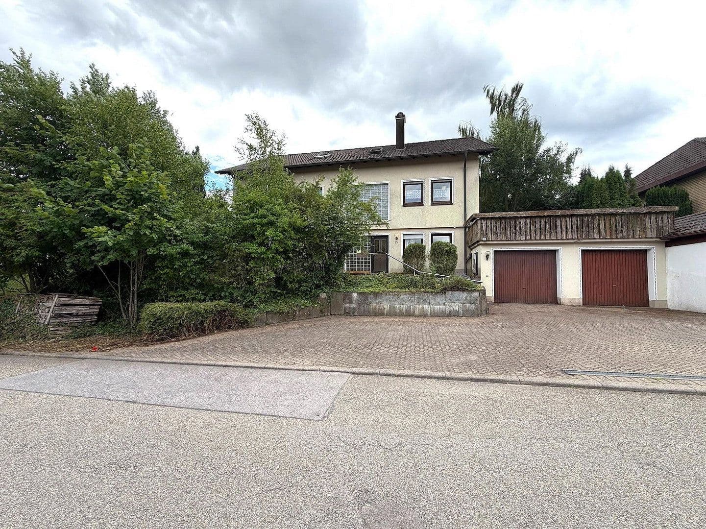 Predaj domu 225 m², pozemok 1.001 m², Schultheiß-Jäckle-Straße 19, Loßburg, Bádensko-Wurttembersko Predaj domu 225 m², pozemok 1.001 m², Schultheiß-Jäckle-Straße 19, Loßburg, Bádensko-Wurttembersko