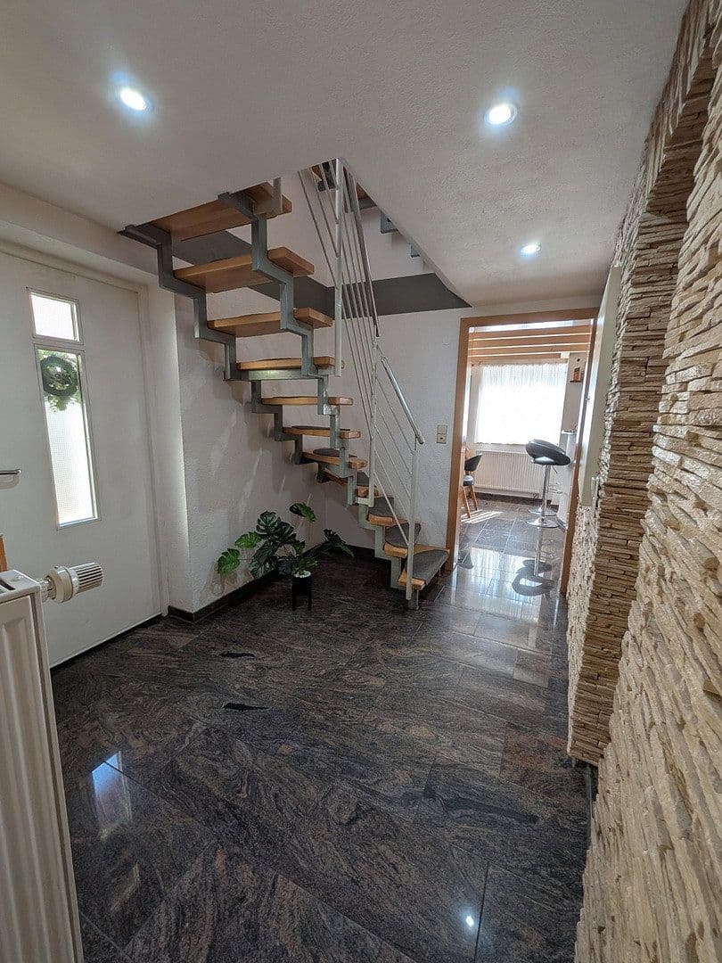 Predaj domu 131 m², pozemok 161 m², Mundelsheim, Bádensko-Wurttembersko Predaj domu 131 m², pozemok 161 m², Mundelsheim, Bádensko-Wurttembersko