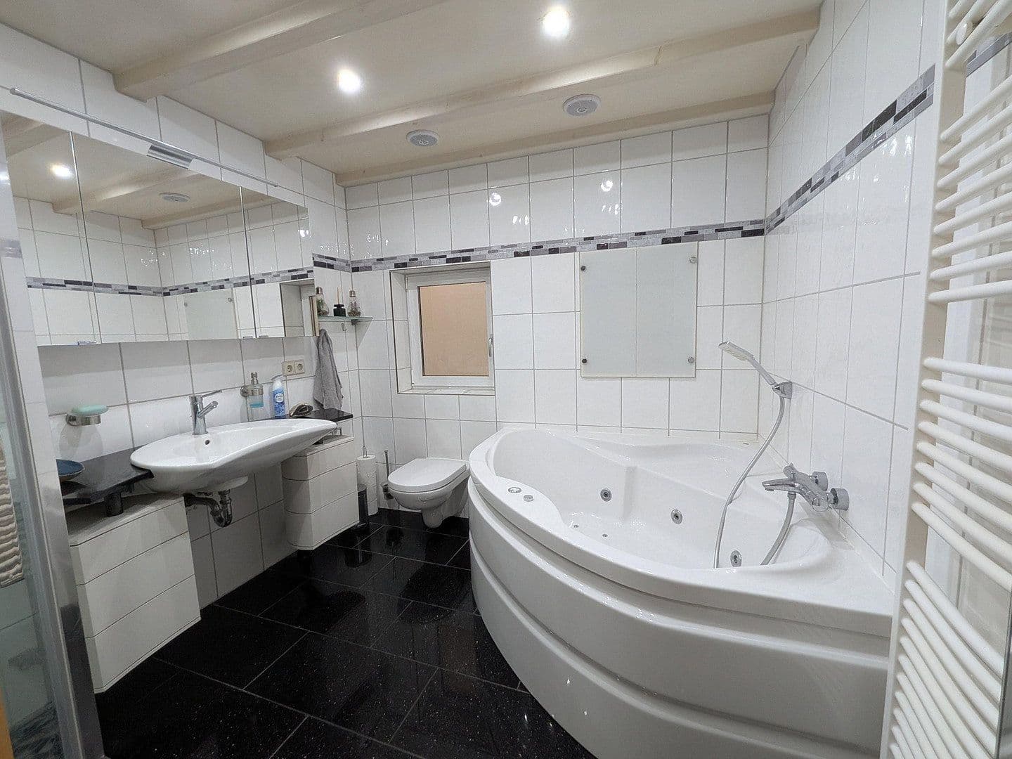 Predaj domu 131 m², pozemok 161 m², Mundelsheim, Bádensko-Wurttembersko Predaj domu 131 m², pozemok 161 m², Mundelsheim, Bádensko-Wurttembersko