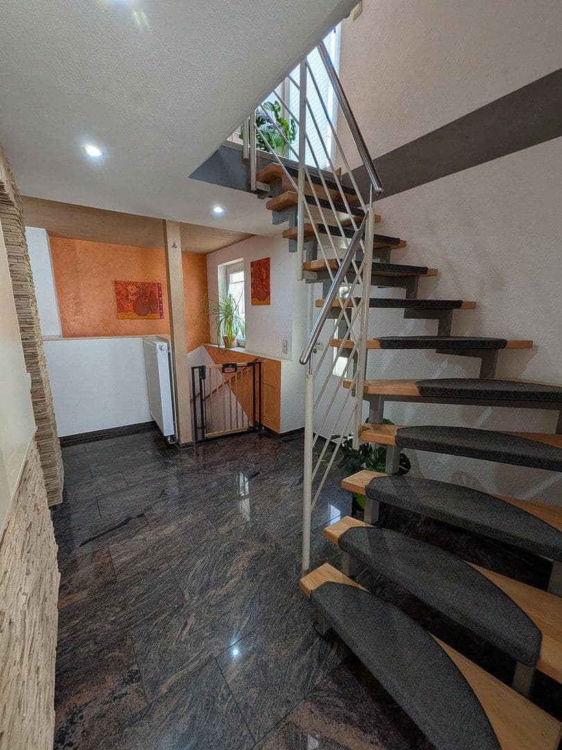 Predaj domu 131 m², pozemok 161 m², Mundelsheim, Bádensko-Wurttembersko Predaj domu 131 m², pozemok 161 m², Mundelsheim, Bádensko-Wurttembersko