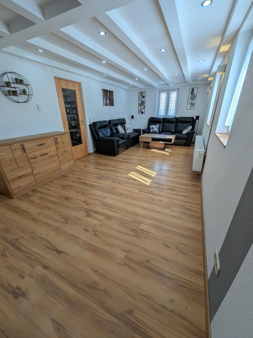 Predaj domu 131 m², pozemok 161 m², Mundelsheim, Bádensko-Wurttembersko Predaj domu 131 m², pozemok 161 m², Mundelsheim, Bádensko-Wurttembersko