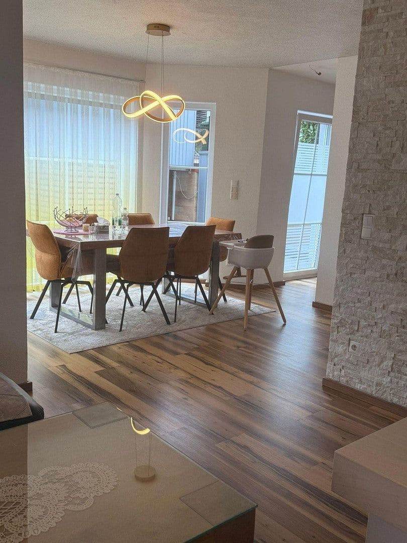 Predaj domu 200 m², pozemok 375 m², Brunnweg 12, Obertraubling, Bavorsko Predaj domu 200 m², pozemok 375 m², Brunnweg 12, Obertraubling, Bavorsko