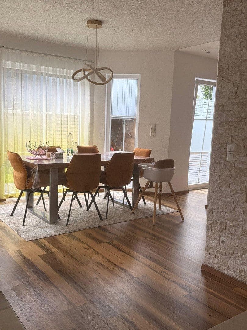 Predaj domu 200 m², pozemok 375 m², Brunnweg 12, Obertraubling, Bavorsko Predaj domu 200 m², pozemok 375 m², Brunnweg 12, Obertraubling, Bavorsko