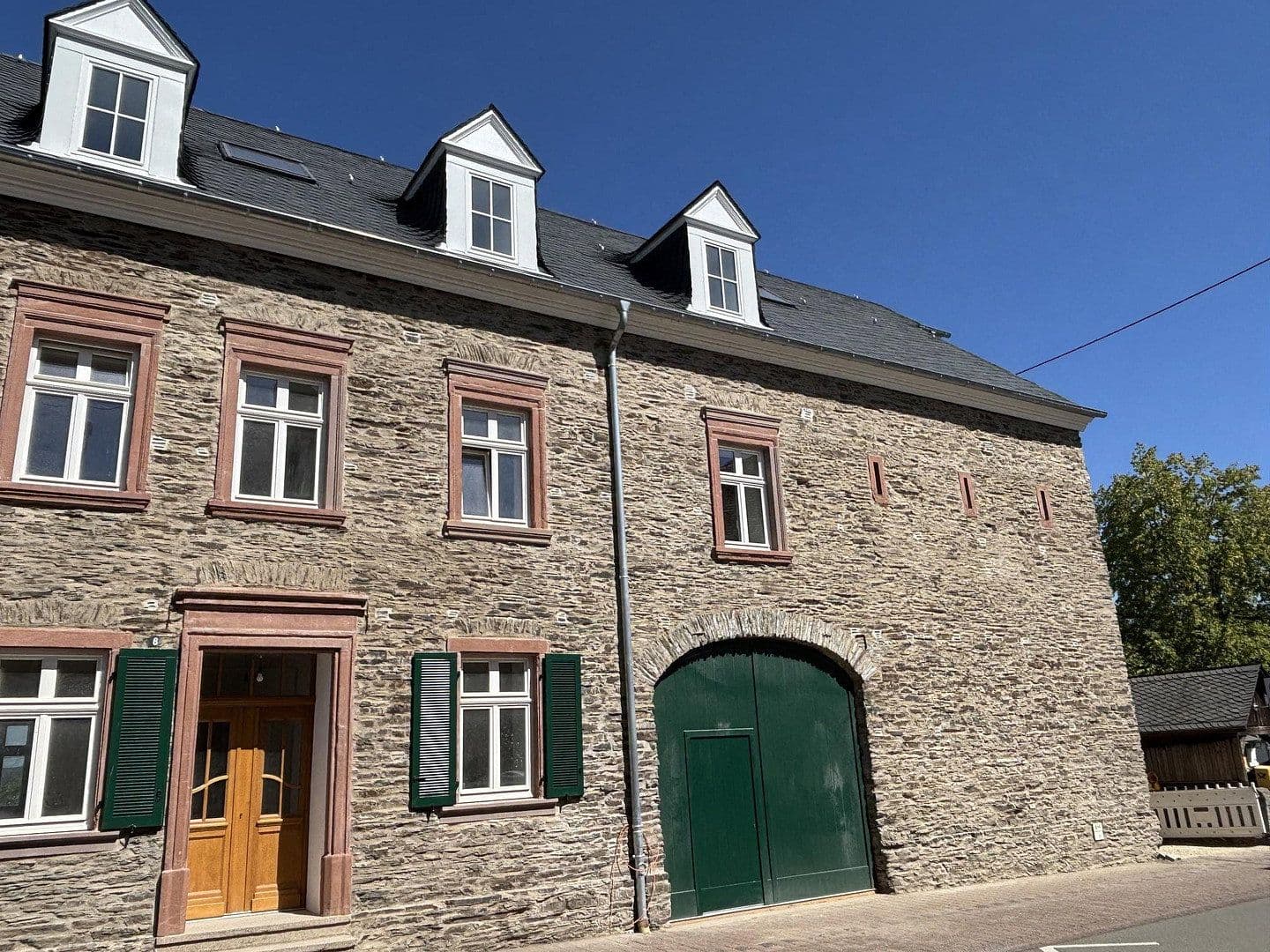 Prenájom bytu 5-izbový 150 m², Moselstraße 6, Osann-Monzel, Porýnie-Falcko Prenájom bytu 5-izbový 150 m², Moselstraße 6, Osann-Monzel, Porýnie-Falcko