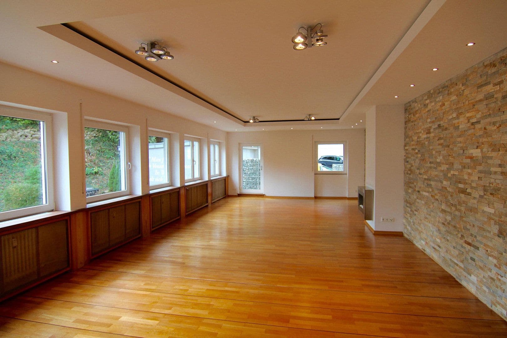 Prenájom bytu 4-izbový 189 m², Stuttgart, Bádensko-Wurttembersko Prenájom bytu 4-izbový 189 m², Stuttgart, Bádensko-Wurttembersko