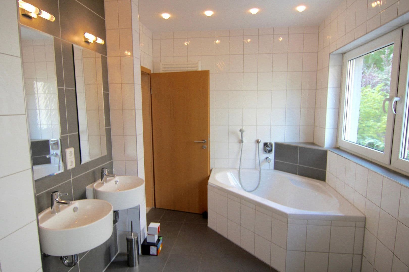 Prenájom bytu 4-izbový 189 m², Stuttgart, Bádensko-Wurttembersko Prenájom bytu 4-izbový 189 m², Stuttgart, Bádensko-Wurttembersko