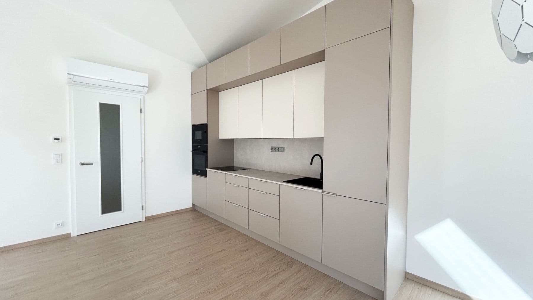 Prenájom bytu 2-izbový 85 m², Cihlářská, Hostivice, Středočeský kraj Prenájom bytu 2-izbový 85 m², Cihlářská, Hostivice, Středočeský kraj