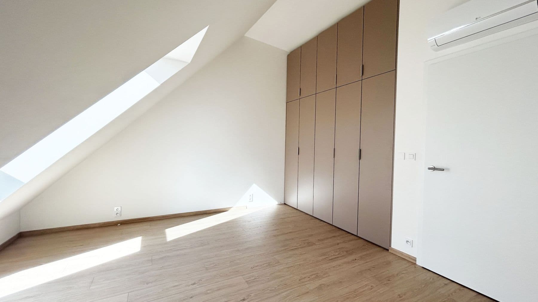 Prenájom bytu 2-izbový 85 m², Cihlářská, Hostivice, Středočeský kraj Prenájom bytu 2-izbový 85 m², Cihlářská, Hostivice, Středočeský kraj