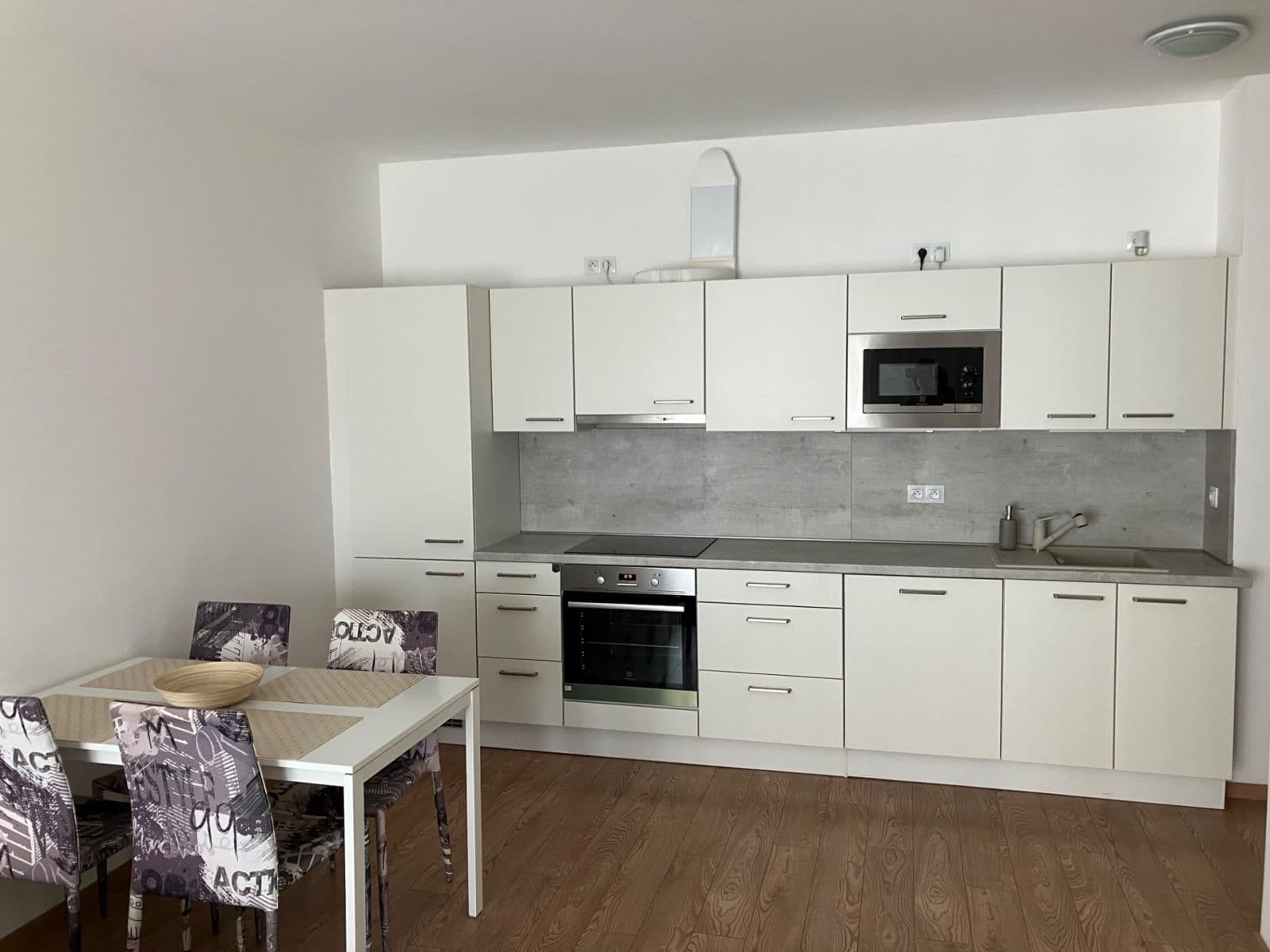 Prenájom bytu 2-izbový 64 m², U Mlýnského kanálu, Praha, Praha Prenájom bytu 2-izbový 64 m², U Mlýnského kanálu, Praha, Praha