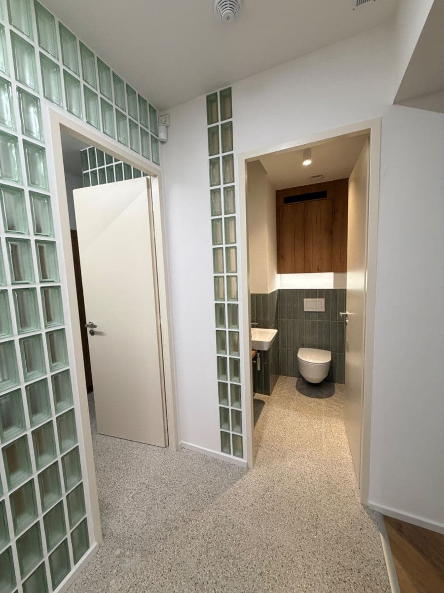 Prenájom bytu 2-izbový 45 m², Holandská, Praha, Praha Prenájom bytu 2-izbový 45 m², Holandská, Praha, Praha