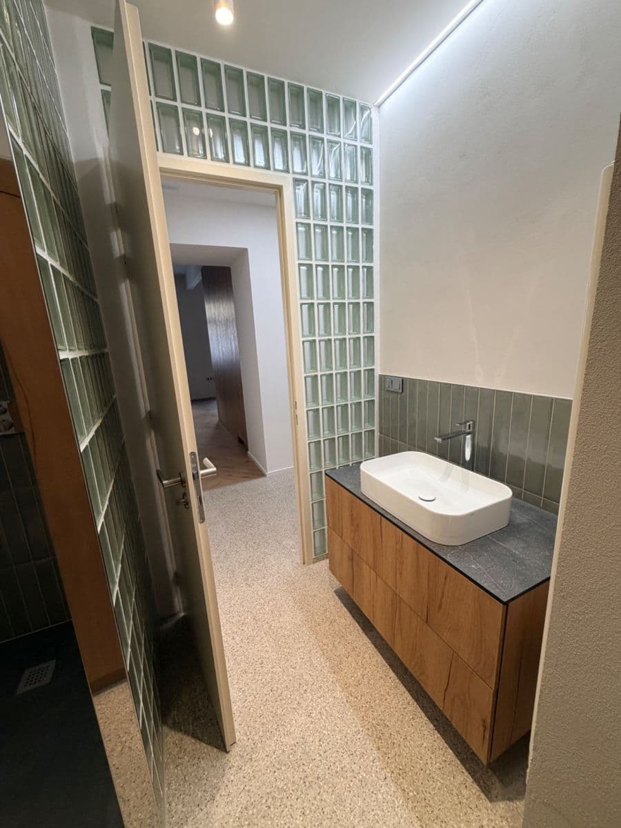 Prenájom bytu 2-izbový 45 m², Holandská, Praha, Praha Prenájom bytu 2-izbový 45 m², Holandská, Praha, Praha