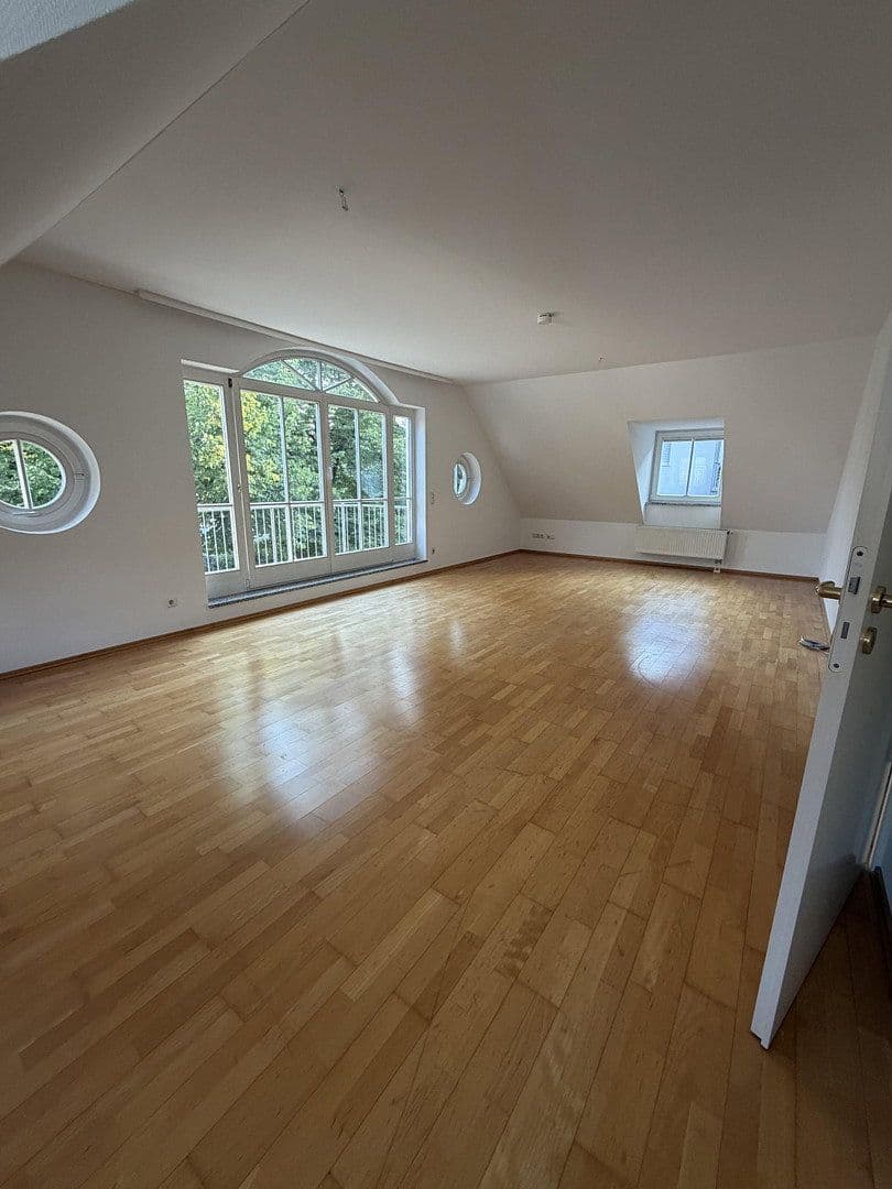 Prenájom bytu 4-izbový 128 m², München, Bavorsko Prenájom bytu 4-izbový 128 m², München, Bavorsko