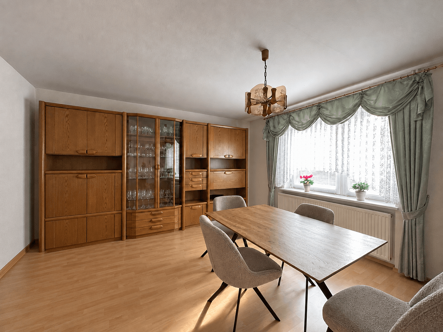 Predaj domu 247 m², pozemok 811 m², Lange Reihe 37, Katlenburg-Lindau, Dolné Sasko Predaj domu 247 m², pozemok 811 m², Lange Reihe 37, Katlenburg-Lindau, Dolné Sasko