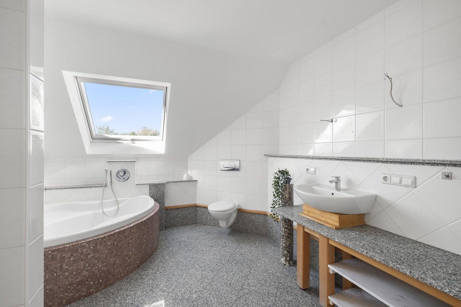 Predaj domu 240 m², pozemok 397 m², Sinsheim, Bádensko-Wurttembersko Predaj domu 240 m², pozemok 397 m², Sinsheim, Bádensko-Wurttembersko