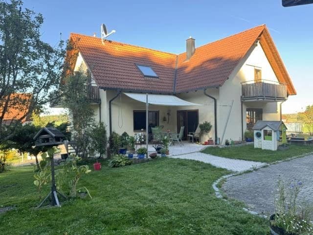 Predaj domu 184 m², pozemok 1.076 m², Ostrach, Bádensko-Wurttembersko Predaj domu 184 m², pozemok 1.076 m², Ostrach, Bádensko-Wurttembersko