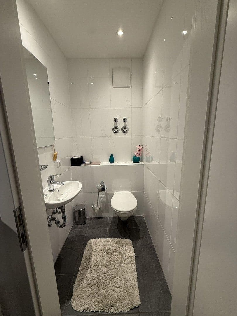 Prenájom bytu 2-izbový 71 m², Frankfurt am Main, Hesensko Prenájom bytu 2-izbový 71 m², Frankfurt am Main, Hesensko