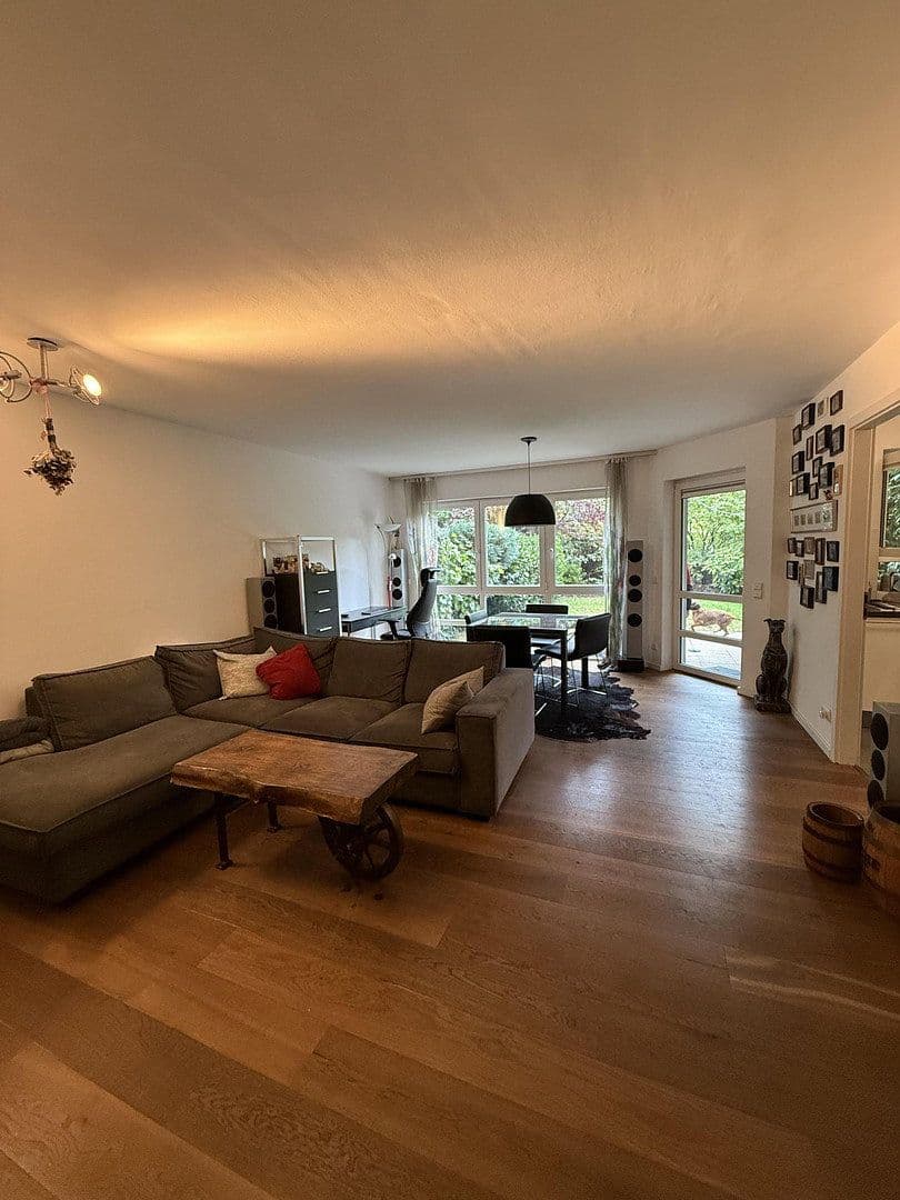 Prenájom bytu 2-izbový 71 m², Frankfurt am Main, Hesensko Prenájom bytu 2-izbový 71 m², Frankfurt am Main, Hesensko