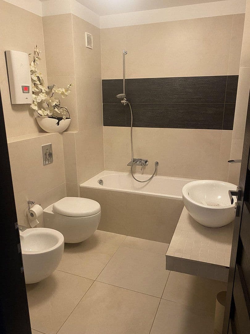 Prenájom bytu 3-izbový 80 m², Aßmannshauser Str. 3, Berlin, Berlín Prenájom bytu 3-izbový 80 m², Aßmannshauser Str. 3, Berlin, Berlín