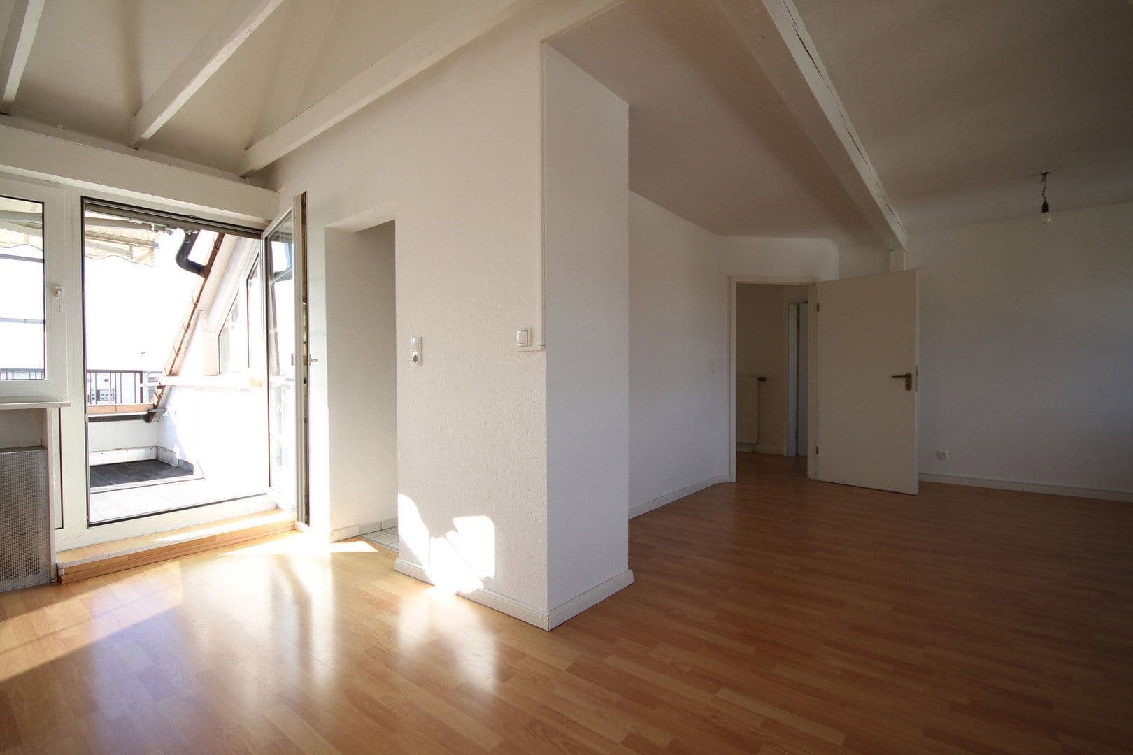 Prenájom bytu 2-izbový 90 m², Neu-Isenburg, Hesensko Prenájom bytu 2-izbový 90 m², Neu-Isenburg, Hesensko