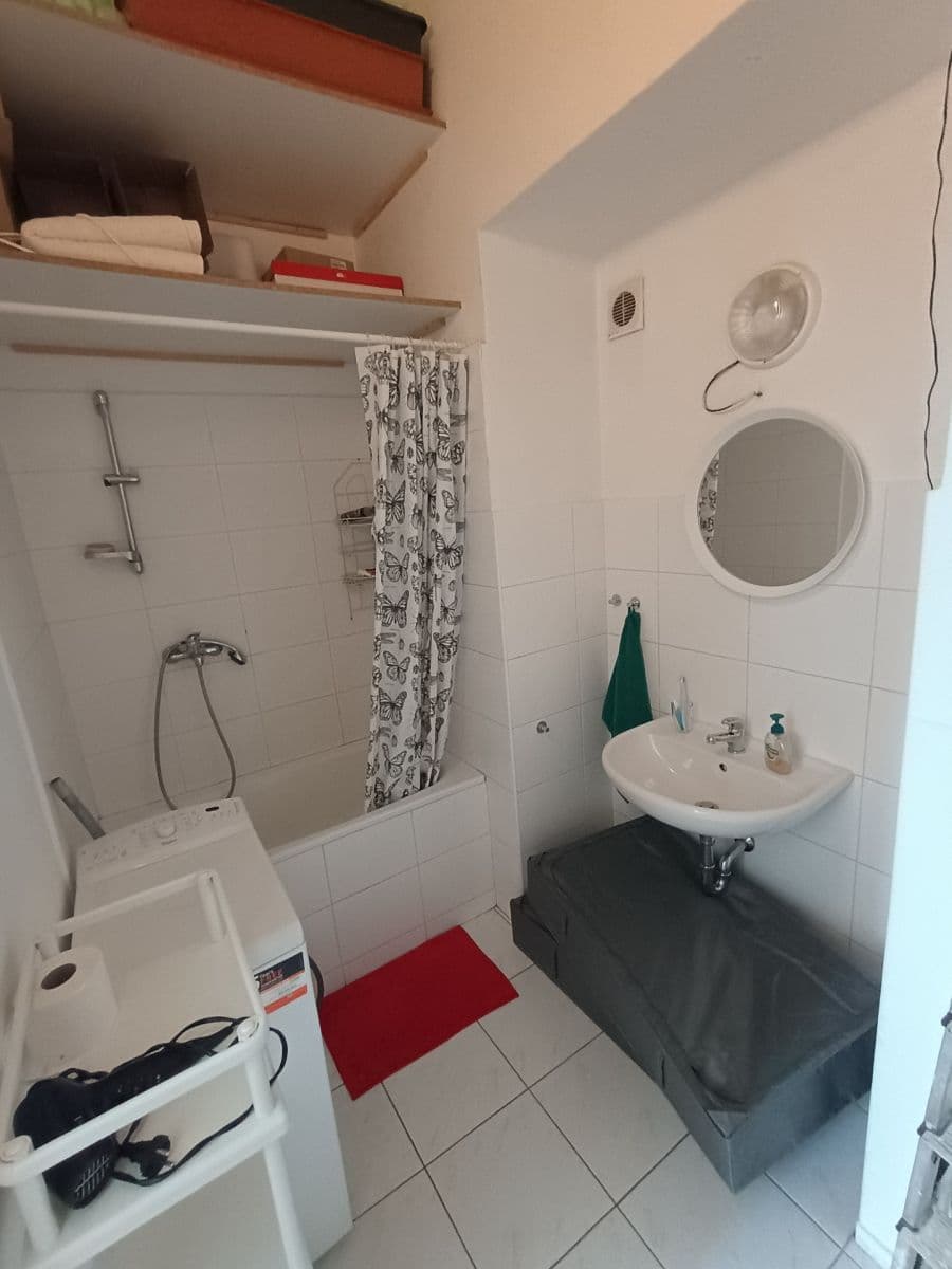 Prenájom bytu 2-izbový 40 m², 28. pluku, Praha, Praha Prenájom bytu 2-izbový 40 m², 28. pluku, Praha, Praha