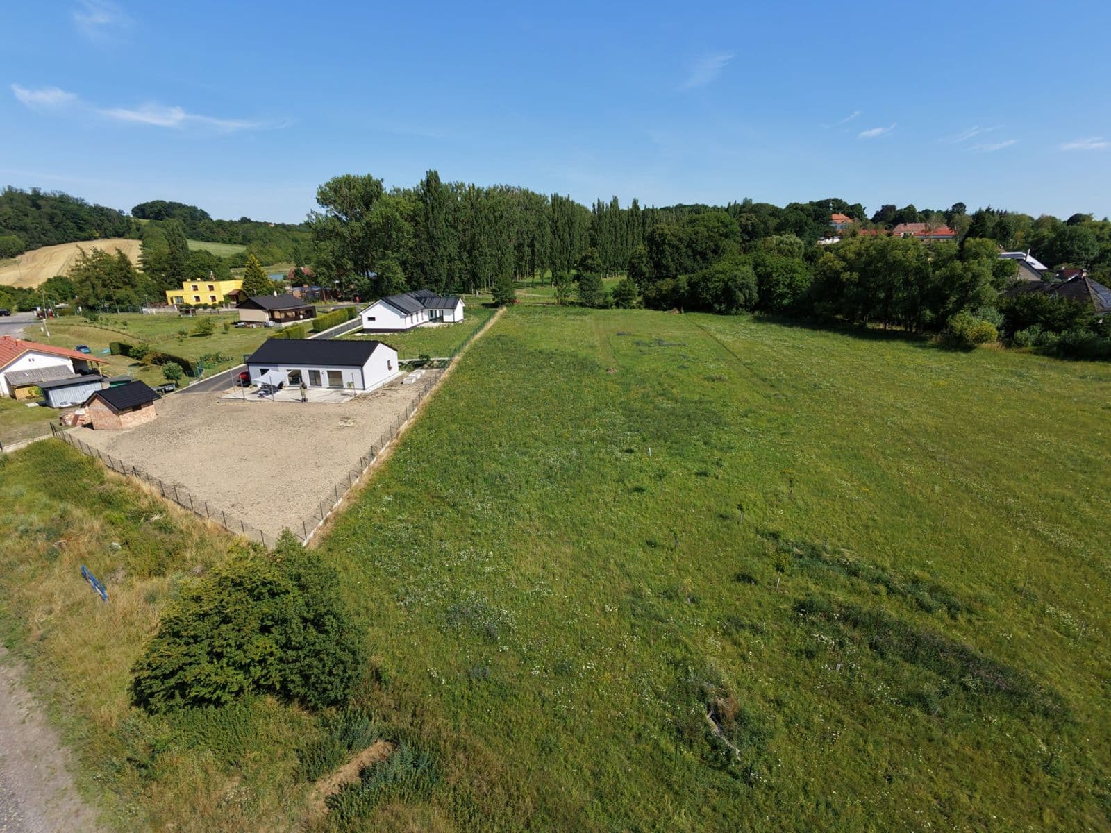 Predaj pozemku 2.612 m², Domousnice, Středočeský kraj Predaj pozemku 2.612 m², Domousnice, Středočeský kraj