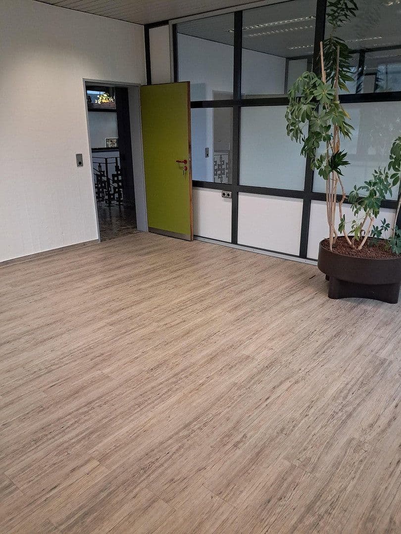 Prenájom kancelárie 320 m², Bühlinger Strassse 56, Neustadt (Wied), Porýnie-Falcko Prenájom kancelárie 320 m², Bühlinger Strassse 56, Neustadt (Wied), Porýnie-Falcko