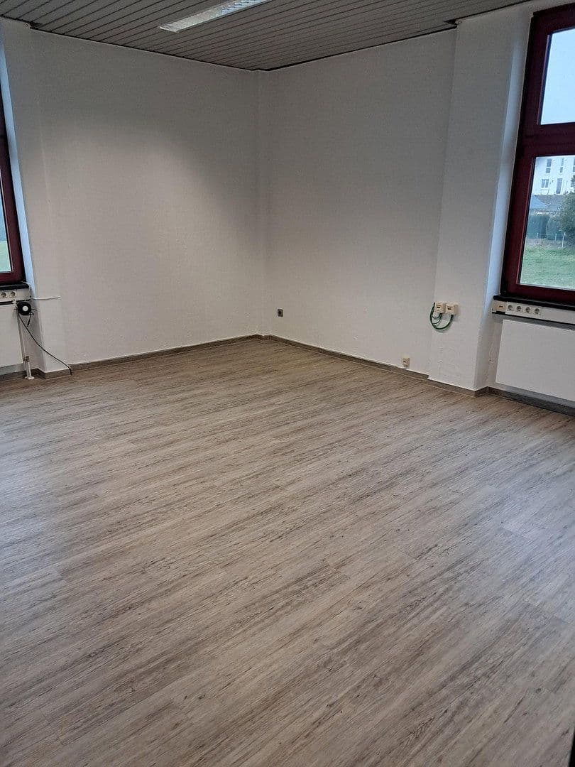Prenájom kancelárie 320 m², Bühlinger Strassse 56, Neustadt (Wied), Porýnie-Falcko Prenájom kancelárie 320 m², Bühlinger Strassse 56, Neustadt (Wied), Porýnie-Falcko