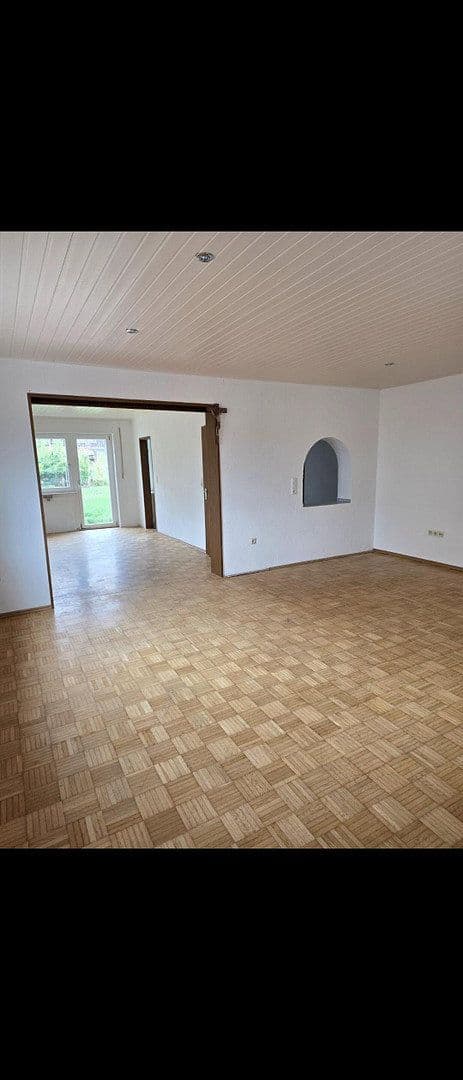 Prenájom bytu 5-izbový 120 m², Waldbüttelbrunn, Bavorsko Prenájom bytu 5-izbový 120 m², Waldbüttelbrunn, Bavorsko