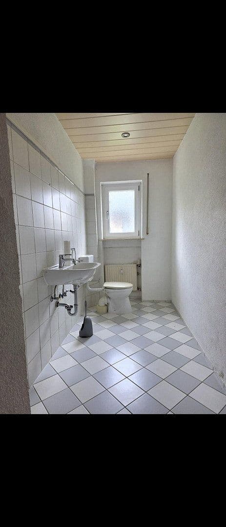 Prenájom bytu 5-izbový 120 m², Waldbüttelbrunn, Bavorsko Prenájom bytu 5-izbový 120 m², Waldbüttelbrunn, Bavorsko