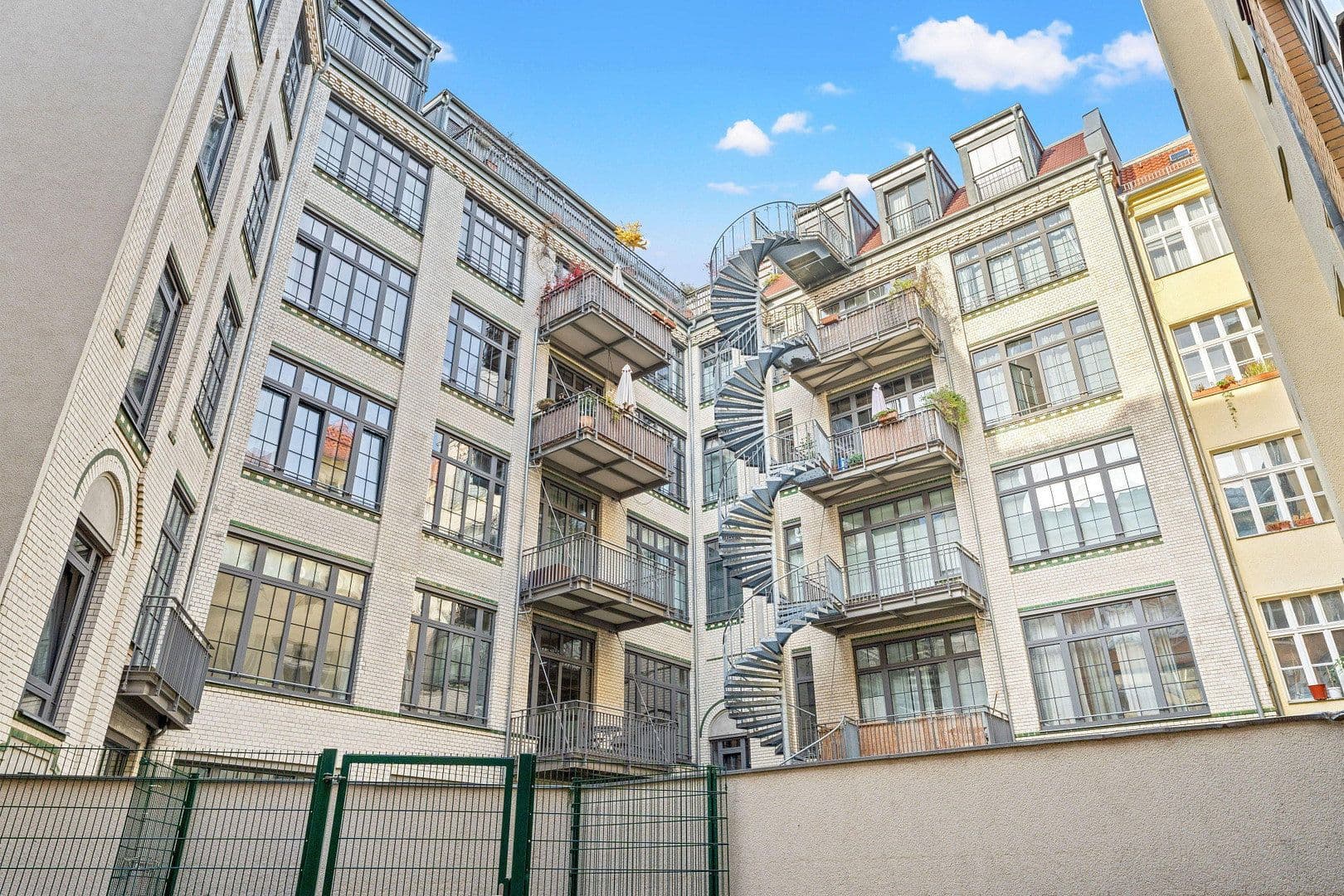Predaj bytu 6-izbový 217 m², Kastanienallee 32, Berlin, Berlín Predaj bytu 6-izbový 217 m², Kastanienallee 32, Berlin, Berlín