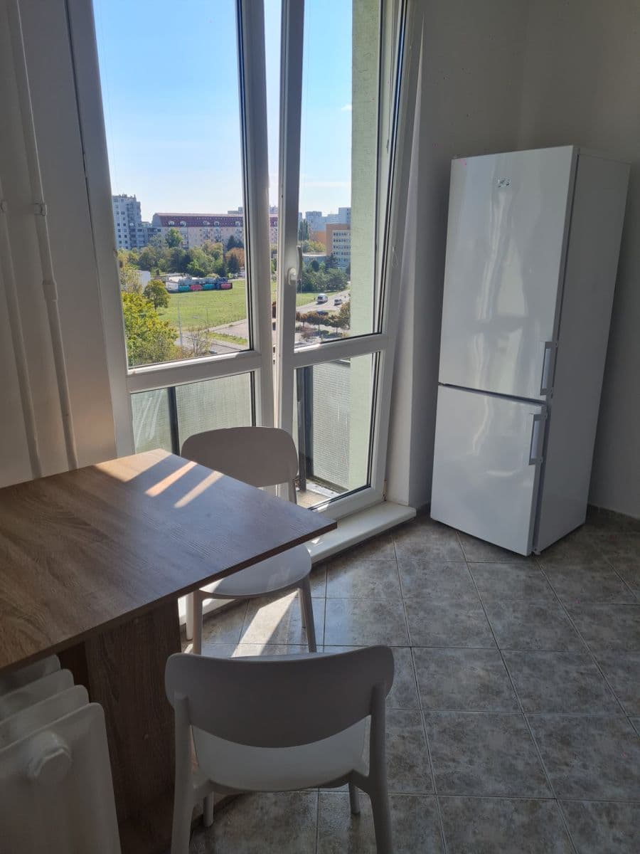Prenájom bytu 2-izbový 60 m², Komárnická, Ružinov, Bratislavský kraj Prenájom bytu 2-izbový 60 m², Komárnická, Ružinov, Bratislavský kraj