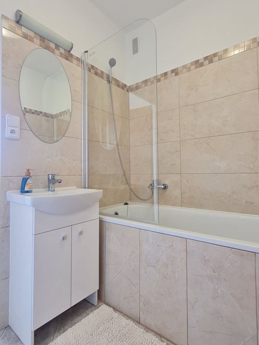 Prenájom bytu 2-izbový 60 m², Komárnická, Ružinov, Bratislavský kraj Prenájom bytu 2-izbový 60 m², Komárnická, Ružinov, Bratislavský kraj
